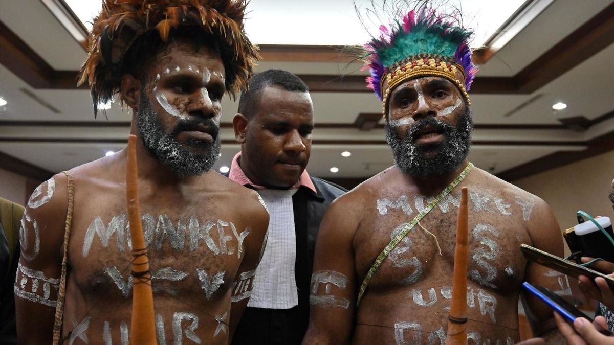 Papuans on trial in Indonesia ordered to remove traditional garb