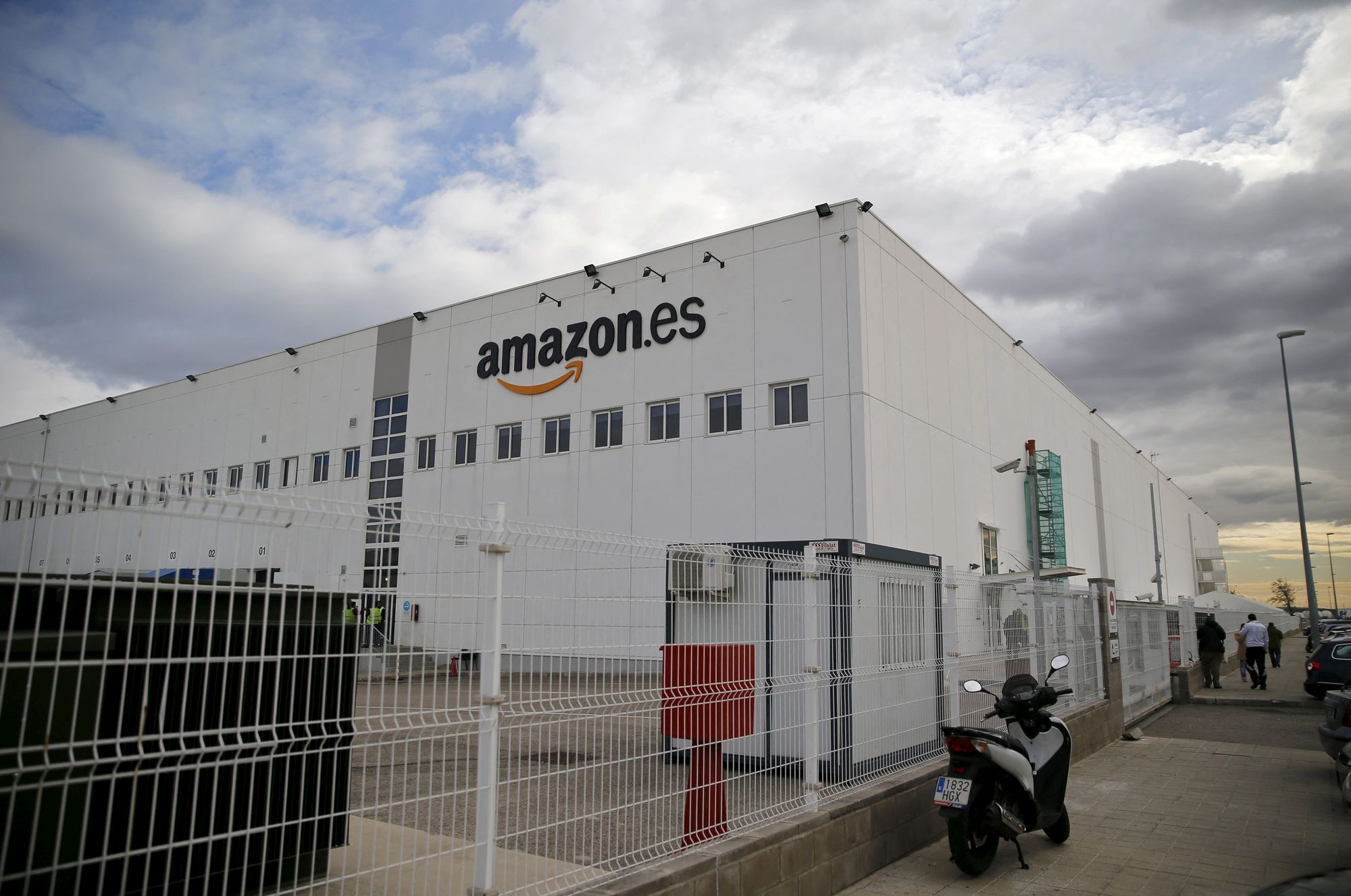 Amazon Apple Spain antitrust watchdog