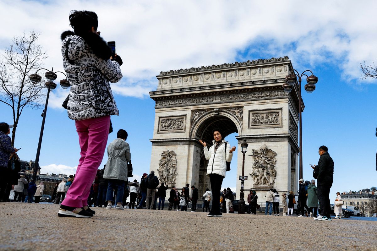 Chinese tourists flock to book flights for Golden Week
