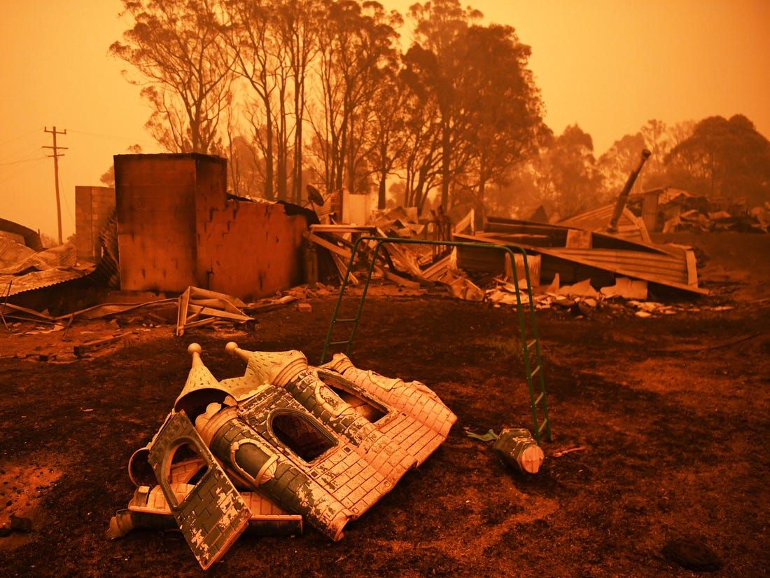Australians urged to evacuate as bushfires continue to rage
