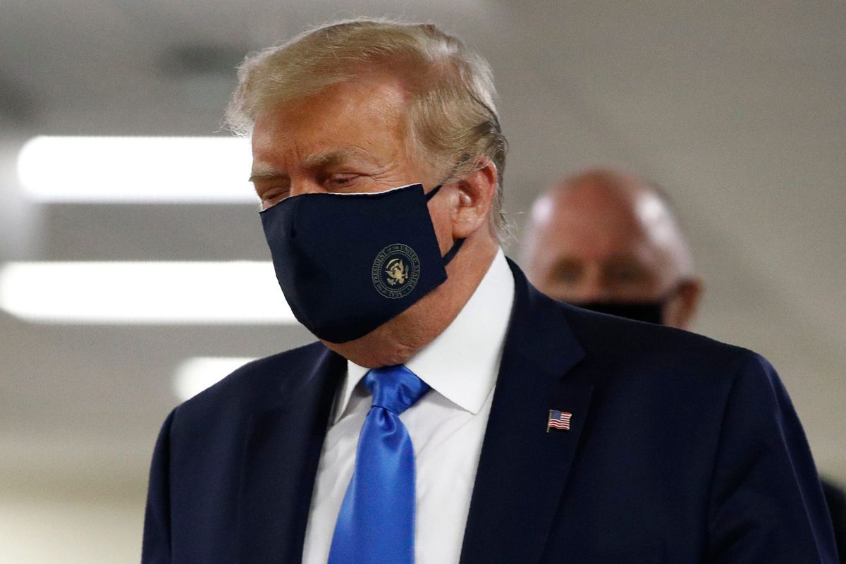 Trump wears a mask in public for the first time
