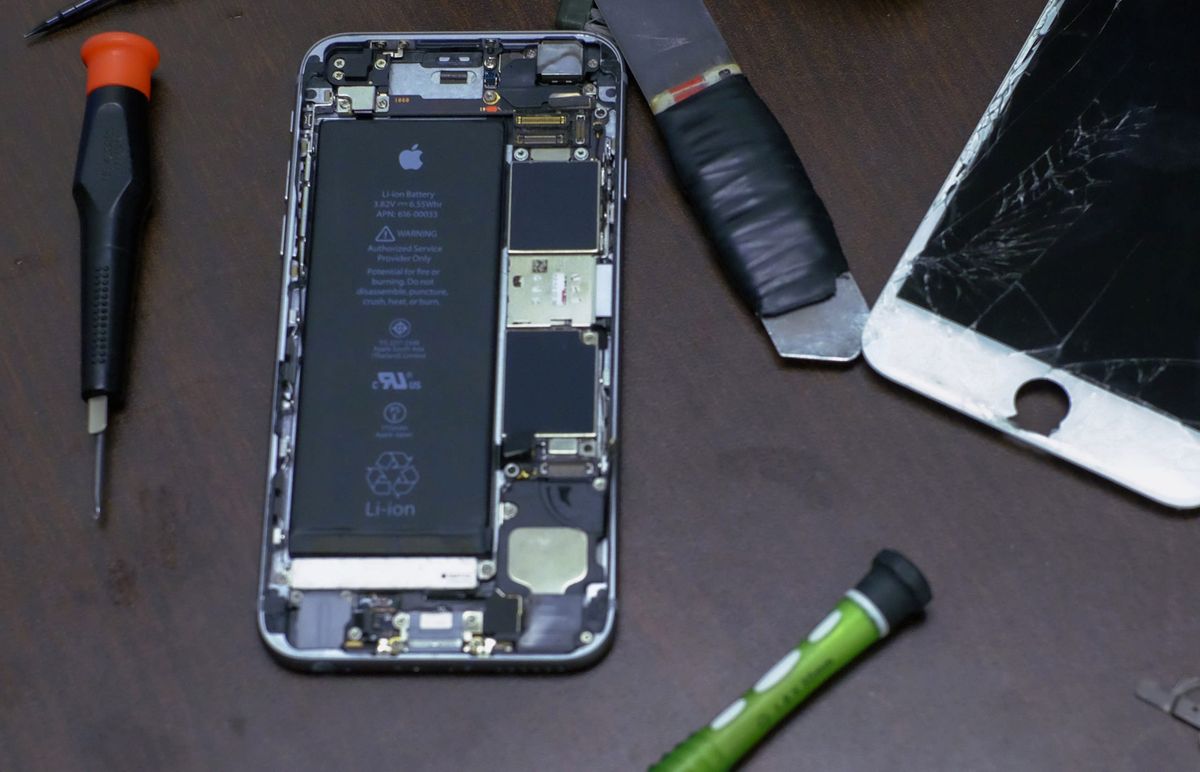 Do you have the right to repair your phone if it breaks?