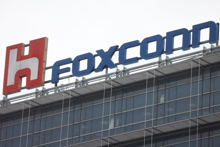 Workers flee the world’s biggest iPhone factory, Foxconn, in China over COVID lockdown