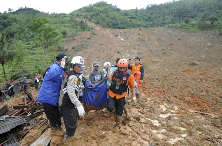 43 dead and thousands displaced in Indonesian flooding
