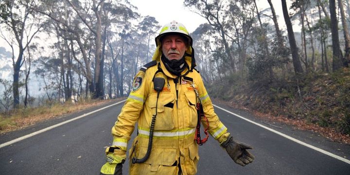 Thousands stranded on Australian beaches in wildfire escape on New Year’s Eve